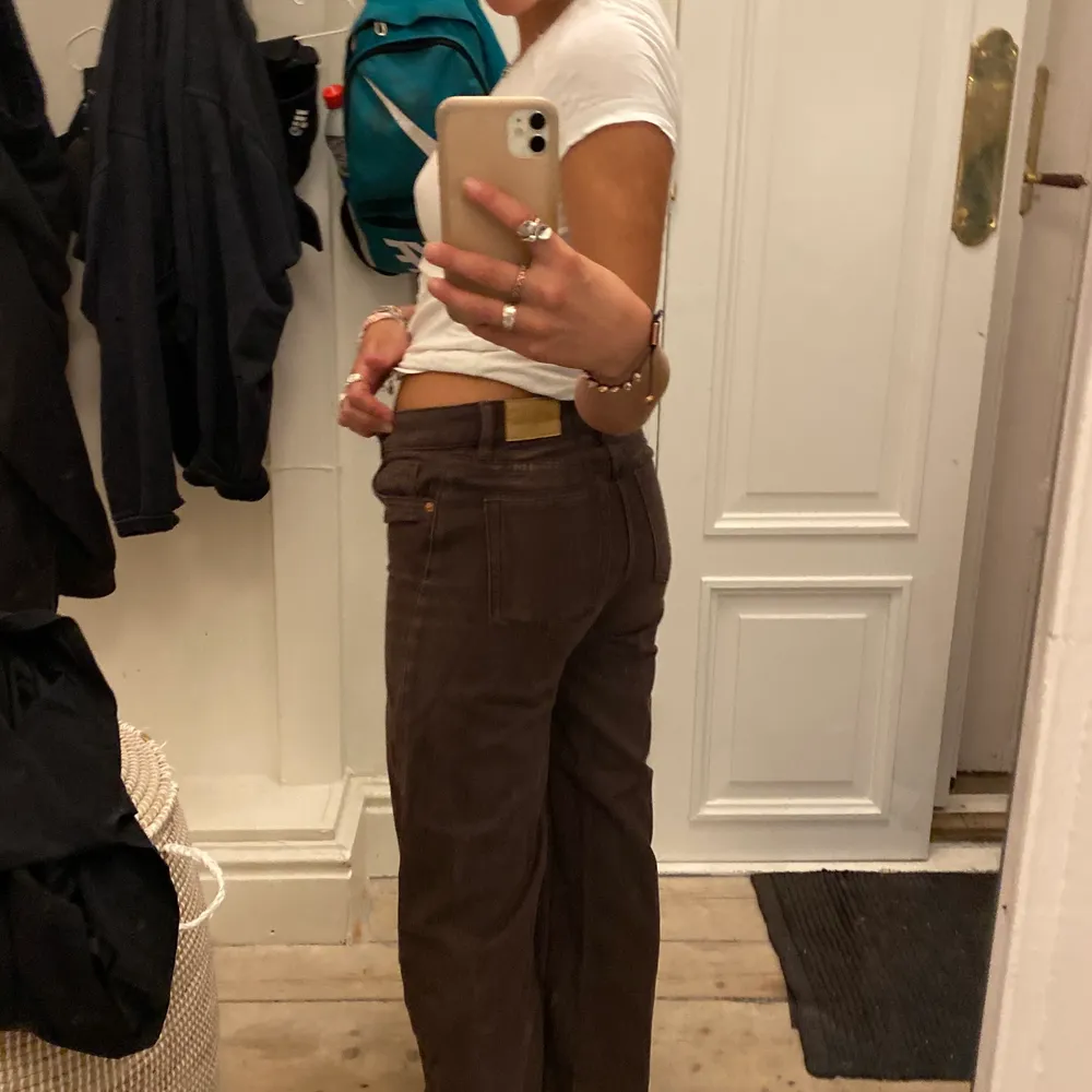 Säljer mina as snygga bruna jeans från Monki!! De har tyvärr blivit för små för mig😤 de sitter skit bra och är lagom långa och mid waist! De är i storlek 24 Waist!! . Jeans & Byxor.