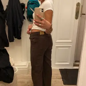 Säljer mina as snygga bruna jeans från Monki!! De har tyvärr blivit för små för mig😤 de sitter skit bra och är lagom långa och mid waist! De är i storlek 24 Waist!! 