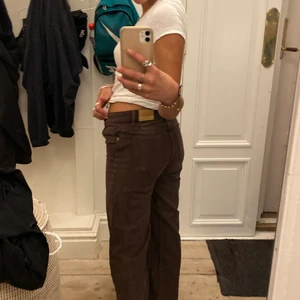 Skitnsnygga bruna jeans!!! - Säljer mina as snygga bruna jeans från Monki!! De har tyvärr blivit för små för mig😤 de sitter skit bra och är lagom långa och mid waist! De är i storlek 24 Waist!! 