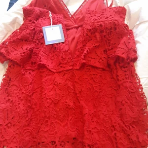 MISSGUIDED babydoll dress  - En super söt julig babydoll klänning med volang och allt från ☆Missguided☆ Passar S-M, helt sprillans ny, lappar sitter kvar till och med 😅 