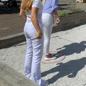 Vita Bootcut Jeans - Säljer dessa grymt snygga jeans från en av Hanna Schönbergs kollektioner med NA-KD 2020. Använda vid ett par tillfällen. 