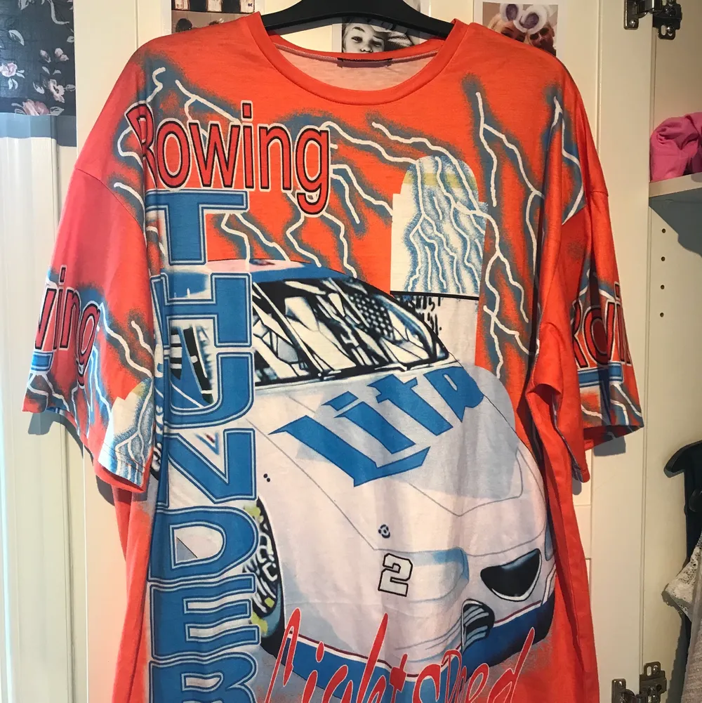 Skitsnygg oversized T-shirt från shein. Säljer då det inte riktigt är min stil 🧡 . T-shirts.