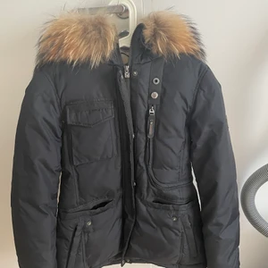 Hollies jacka - Jag säljer en holliesjacka med äkta pälskrage. Jackan är köpt förra vintern och knappt använd. Den är i nytt skick.         Original pris: 4000kr.                                                      Säljer den för 2100kr (priset inkluderar frakten)                Storlek: 36