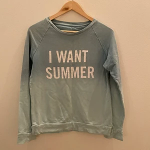 Zadig Tröja - En Zadig Voltaire tröja i blå med vitt tryck på bröstet. Tyvärr ett litet hål där fram men inget man tänker på. Säljer pga för liten💙💙