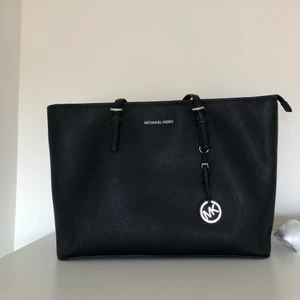 Michael Kors väska  - Säljer nu min fina sparsamt använda Orginal Michael Kors Väska med silverdetaljer, i väldigt fint skick med medföljande påse samt kvitto. Inköpt på Biblioteksgatan 2017-11-25 16:40:54 av säljare Nesrin för 2400kr. Iom att kvittot är från 2017 så har färgen bleknat men mitt namn, kundnummer, inköpstid, plats osv finns med för äkthetsbevis. Endast uppmötning samt swish som betalning. Andra bilden är en lånad bild. Perfekt som student- eller födelsedagspresent:)!!