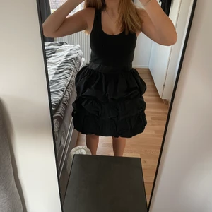 Klänning med mycket voljanger  - En söt klänning som tyvärr bara blivit använd fåtal gånger. Säljer denna för att den bara ligger hemma och inte används! 💗