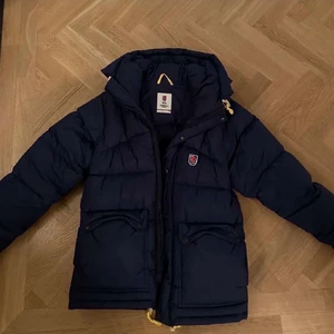 Fjällräven jacka  - Säljer nu min fina fjällräven jacka! Helt ny bara andvänt ett par få tals gånger, super fint skick! Perfekt nu till vintern! Kan tänka mig byta mot något i samma pris ungefär! Nypris 6000kr! Stora i storleken så xs kanske motsvarar s!
