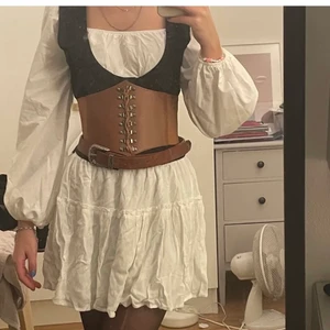 Pirat dräkt korsett - Det som ingår är topp som är off shoulder, korsett, strumpbyxor, armband. Köp dirket för 400kr eller buda i kommentarerna tills imorogn 2/11