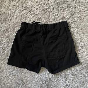Supersköna, svarta shorts från Ullared som är använda max 2 gånger. Köparen står för frakten☺️