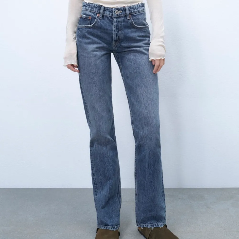 Säljer de här trendiga slutsålda jeansen från zara. De är mid Rise straight leg och säljs pga för liten storlek. Lappen är kvar och de är aldrig använda💛. Jeans & Byxor.