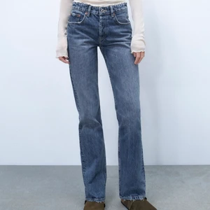 Zara jeans mid rise  - Säljer de här trendiga slutsålda jeansen från zara. De är mid Rise straight leg och säljs pga för liten storlek. Lappen är kvar och de är aldrig använda💛