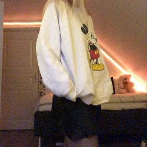 Mussepig sweatshirt ♥️ - Jättefin retro mussepig tröja, köpt i vintagebutik ♥️ Storlek M, Herr (jag har XS/S i damstorlek) :) Kan mötas i Stockholms området, annars står köparen för frakten ♥️
