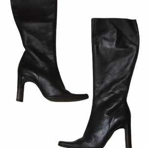 Höga läder stövlar  - Gott skick utöver slitning på utsidan syns på första bilden också e dock inte jätte tydlig 