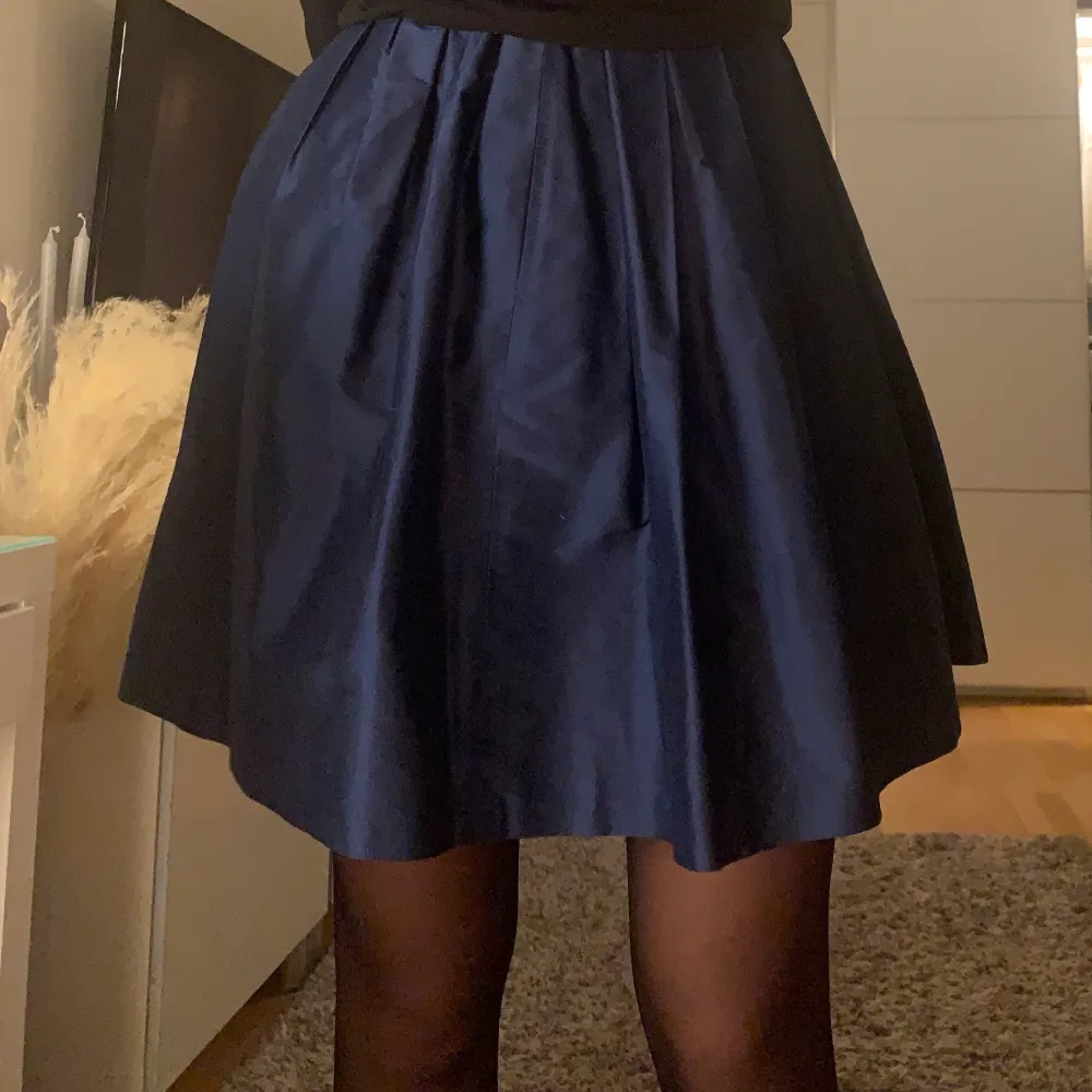 såå fin blå glansig kjol, i 100% siden. 💙💙 I märket Maria Westerlind. Matchar skitsnyggt med svarta strumpbyxor💓 ✨Frakt tillkommer✨. Kjolar.