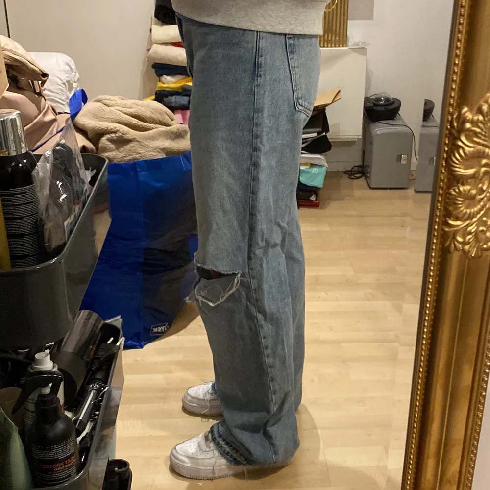 Säljer mina jeans från Monki i storlek 29 då dem tyvärr är lite förstora, men annars sitter dem supersnyggt på mig som är 168cm! Jag har spretat upp sömmen längst ner på jeansen så dem är ca 3cm längre än vad dem var när jag köpte dem! Sömmen på högra benet har lossnat lite! (Se sista bild) säljer dem för 200kr!. Jeans & Byxor.