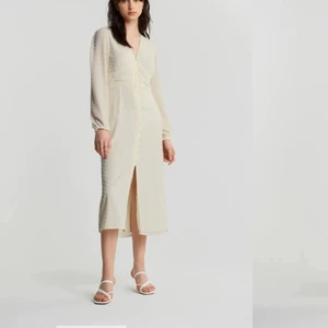 Vit klänning från ginatricot  - Superfin vit klännig från Gina tricot, endast använd en gång på midsommar :) sista bilden är hur den ser ut på mig. Har storlek 38