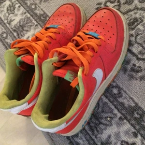 Nike - Säljer dessa nike air force. Finns få exemplar. Använda en gång. Från foothis. Nypriset 1300. Kan diskutera priset 