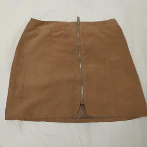 Fin kort brun / beige kjol i mocka stil från H&M Divided. Fint skick endast använd ca 5-10 gånger. Strl 36 / S. Fraktar på söndagar. Kan mötas upp i Örebro. 