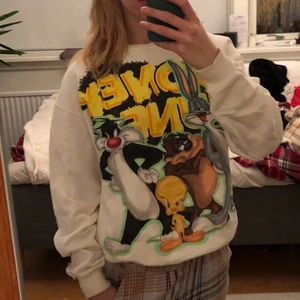 Sweater - Looney tunes sweater, super skön💞💞 