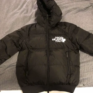 Dsquared2 jacka - Säljer min killes dsq2 jacka i strl 50 (S/M) den är endast använd ett par gånger. Bra skick och prislappen finns kvar! Hör av dig för fler bilder!