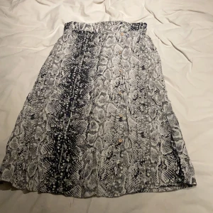 Kjol  - Super söt kjol med ormprint! 