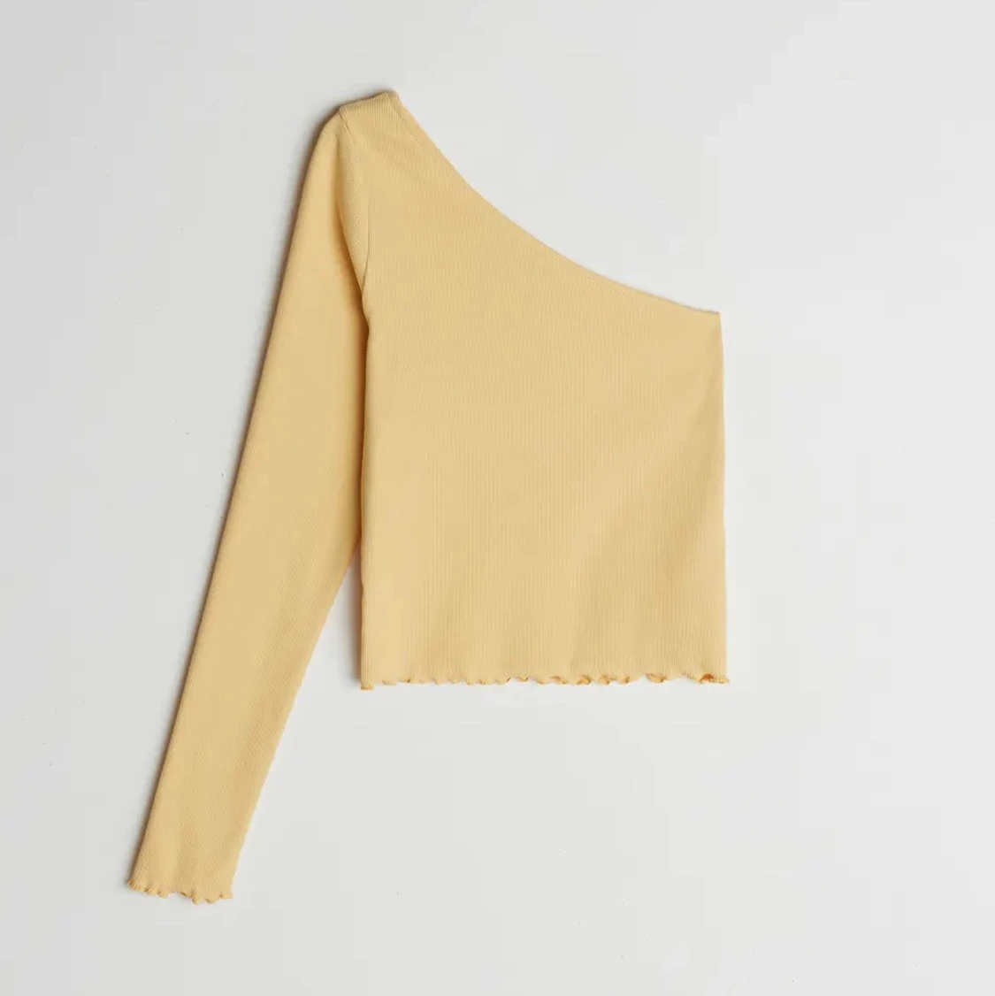 Gul off-the- shoulder tröja