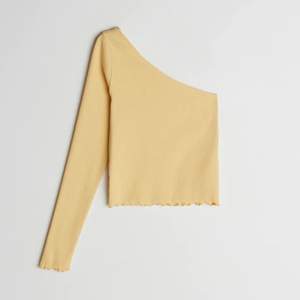 En gul tröja som är off-the-shoulder från ginatricot. Tröjan är i bra skick och har använt få gånger. Tröjan kommer dessvärre inte till användning men är väldigt fin.✨❤️(köparen står för frakt)