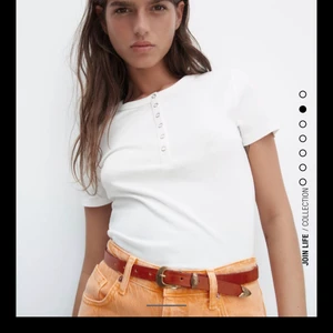TSHIRT - Jätte fin vit tshirt med knappar, Storlek M, Helt oanvänd, prislappen är kvar! 