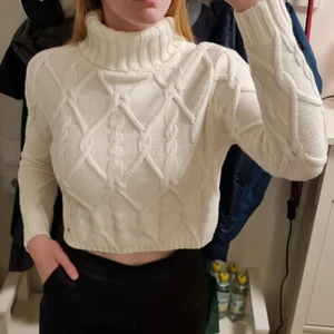 Hollister Knitted Sweater - En fin stickad tröja från Hollister I storleken S. Är använd ett fåtal gånger men ser helt ny ut. 