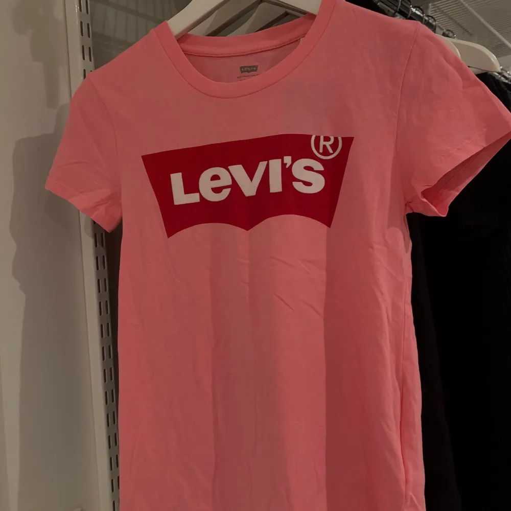 Rosa Levis tröja i storlek XXS. Aldrig använd! . T-shirts.
