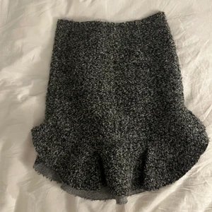 Kjol i ull.. Isabel Marant  - Jag är 168 cm.. nyköp av denna kjol ca 4500kr. Finns inget kvitto. Ditt pris idag 600kr. Du står för frakt om inte du bör i Sthlm. Har använt kjolen sparsamt. Röker inte och har inga pälsdjur 