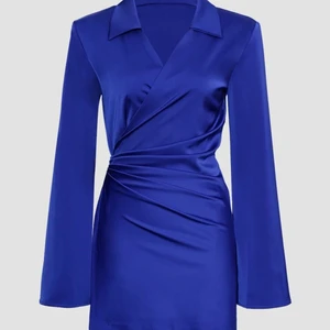 Klänning  - Superfin klänning med etiketter kvar. Säljes då axelpuffar inte passade mig. Storlek Xs, true to size.