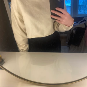 Sweetshirt pullandbear - Vit sweetshirt från pullandbear! Använd få tal gånger🤍