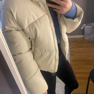 Jacka bershka  - Fin vit skin jacka från bershka! Säljer då den aldrig kommit t användning❤️‍🔥