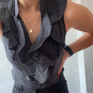 90-tal blus - snygg blus från 90-talet i new york! äkta vintage😊 storlek M men passar även storlek S (jag brukar ha storlek s). säljs då den är för fin för att bara vara hängandes i min garderob 🥲 