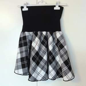 En jättesöt och bekväm kjol som bara använts 2-3 gånger. I fint skick med ett stretchigt material!