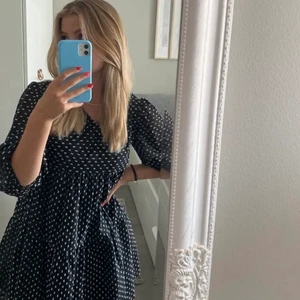 Klänning Zara Xs - Säljer min svarta klänning från Zara i storlek Xs, passar även som S. Säljer då jag redan använt den två gånger. Passar perfekt för nyår, fester etc!  Prickarna är i silver❤️‍🔥❤️‍🔥