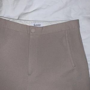 Rodebjer kostymbyxor  - Beigea vida kostymbyxor från Rodebjer. De är ganska långa i modellen. Mid midja. Storlek M. Bra skick