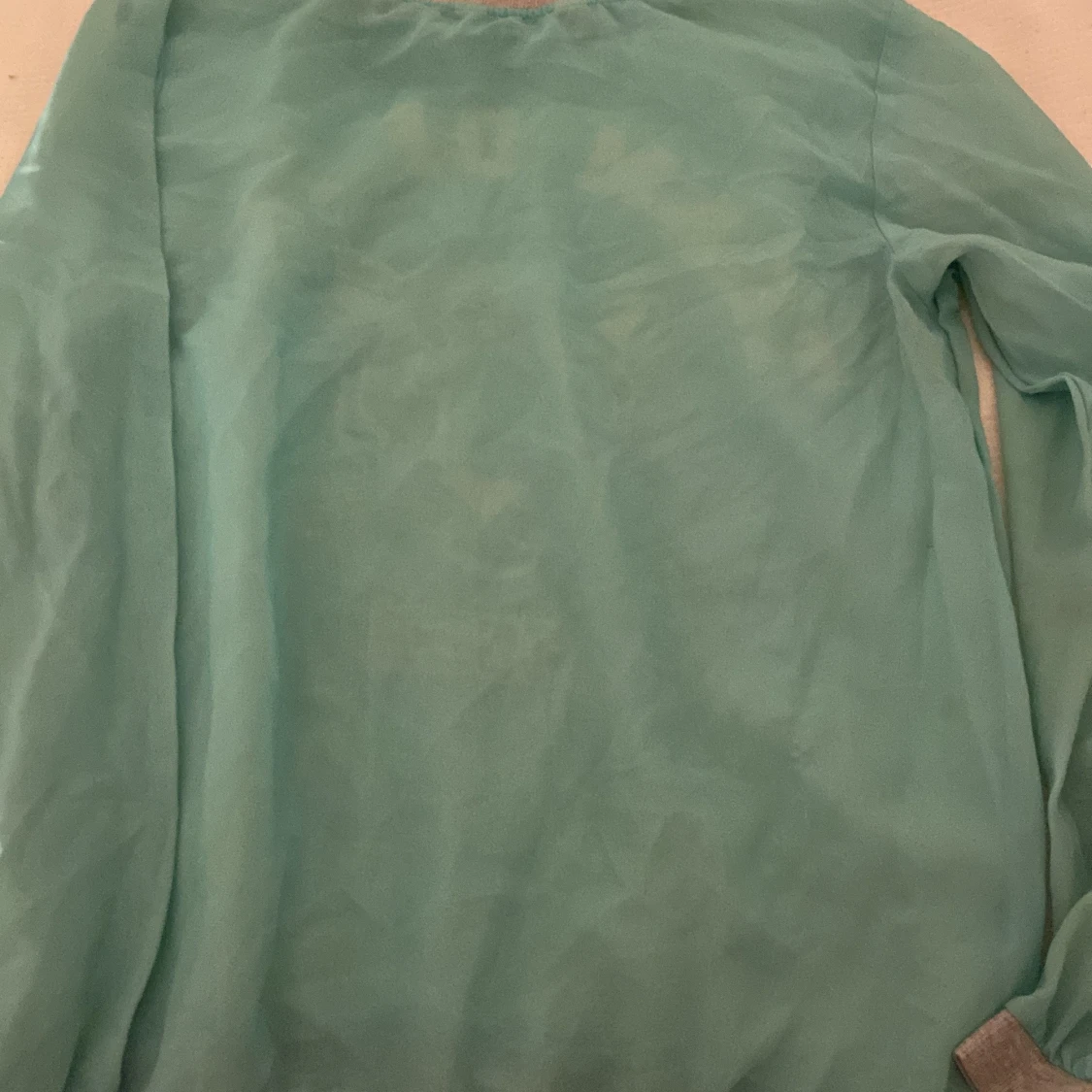 En långärmad tröja (man ser igenom) - 90