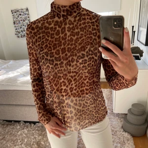 Samsøe Samsøe mesh tröja - Mesh tröja från Samsøe Samsøe. Storlek M, men passar även perfekt för mig som vanligtvis har S. Köparen står för frakten.