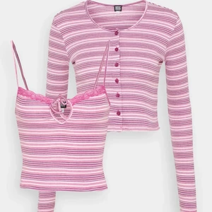 Randig kofta & linne (set) - Superskön och gullig, använd endast få gånger och säljer pågrund av att det ej kommer till användning 💗ordinarie pris 380kr