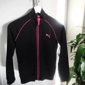 Tröja - En puma tröja jag köpte för flera, flera år sedan så tror därav inte den finns kvar att få tag på. Storlek xs!