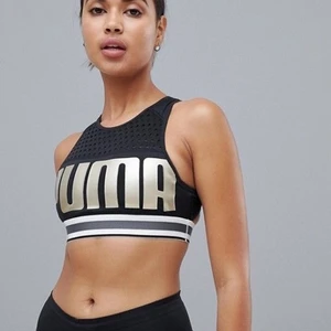 Puma sport-bh ☀️ - Säljer denna jätte fina Puma sport-bh:n. Den är knappt använd och i bra skick. Den är inköpt för 500 och inköpt på Gina när de hade ett samarbete med Puma. Frakt ingår i priset som med alla plagg jag säljer🌸☀️✨