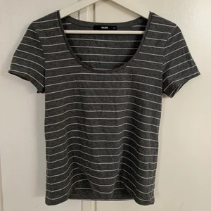 Randig T-shirt XS - Superfin randig T-shirt från bikbok i storlek XS som inte längre kommer till användning. Säljes för 50kr plus frakt (45kr). ⚡️ 