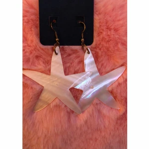 Holografiska örhängen  - Vita holografiska örhängen som ska föreställa sjöstjärnor, örhänges ”spännen” är brons färgade men ser rostiga vilket dom inte är. Dessa köptes runt 2002 men aldrig använda. Steriliserar dom såklart innan dom skickas. Säljer dom för 25kr plus frakt som ligger på 14kr. Bara att höra av sig om man har frågor🐙