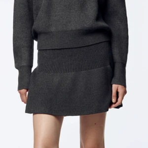 Stickad kjol från zara - Jättefin stickad kjol från zara, ny med lappen kvar. Helt slutsåld. Storlek S men mer som en XS