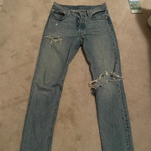 Levis jeans  - SÅLDA FÖR DIREKTPRIS!!! Säljer mina älskade levis-jeans, model 501! Nypris var 1200kr! Vet inte vilken storlek de är, men passar mig som har storlek 36! Bud börjar på 200kr! Obs, kommer endast sälja vid bra bud då jag forfrande ÄLSKAR dessa! KÖP DIREKT FÖR 650kr!