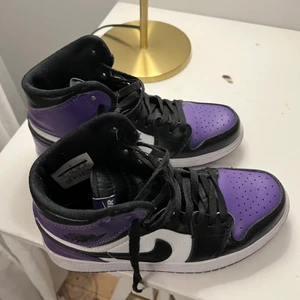 Jordans 1  - Jag säljer nu mina Jordans 1 som har använts ett fåtal gånger. Skorna är nästan som nya och är i jätte bra skick! För fler bilder på sula osv kan ni bara skriva till mig. Köptes nya för 1900kr (pris kan diskuteras) +frakt 