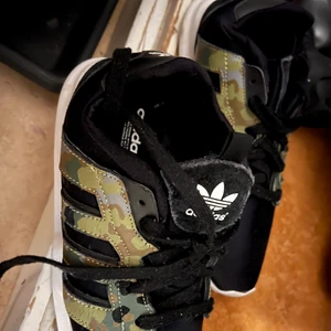 Adidas shoes - Ett par gamla adidas skor som har legat i sko skåpet länge utan användning, storlek 38 funkar för både tjejer och killar! Behöver bara att tvättas innan användning för att det har inte använts på ett tag! Köpta för 850 kronor säljes för 250 eller bud! Vill man ha dom utanför Borlänge får man själv stå för frakten !😊