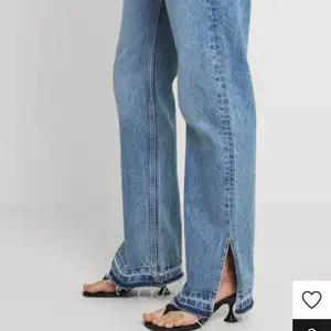 Snygga jeans från Weekday med slitningar nertill och slit! Endast använda ca 2 gånger! 👖🌟 Nypris: 600kr, mitt pris går att diskutera! Köparen står för frakten! 